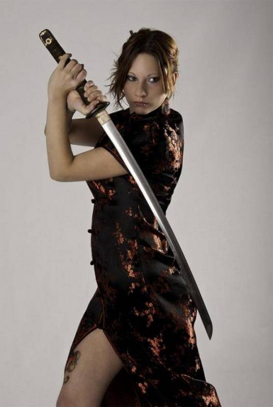 hot-girls-with-swords08.jpg