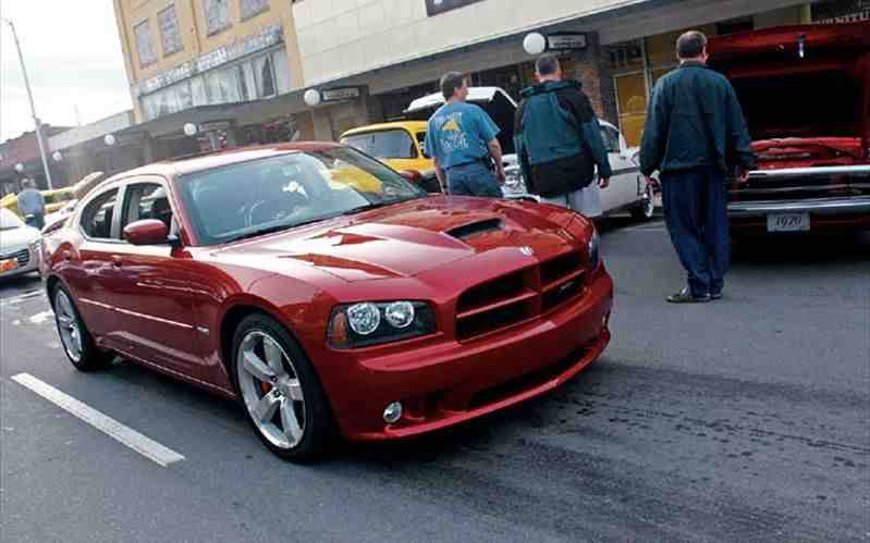 0612_mopp_05z+2006_dodge_charger_srt8+front_right.jpg