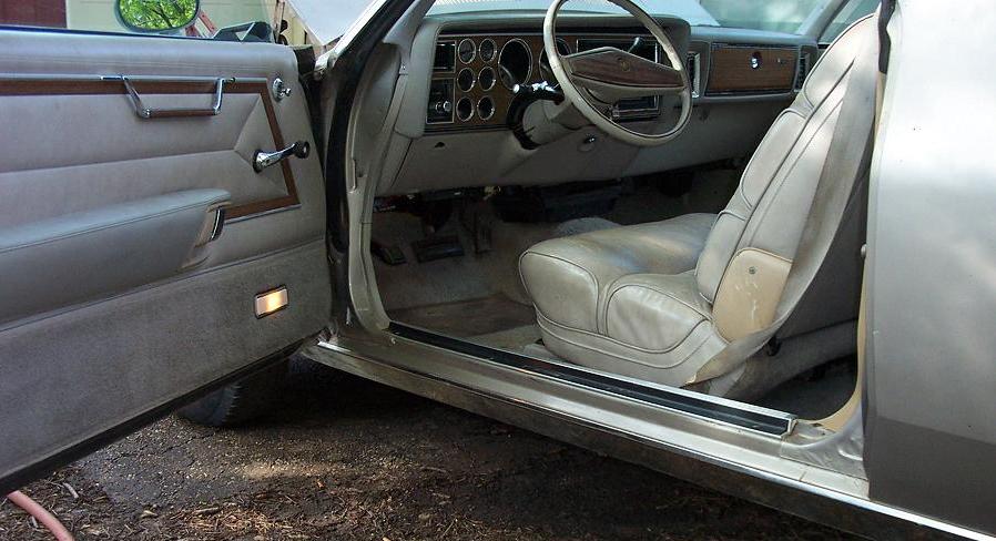 80 Lebaron Coupe Int..jpg
