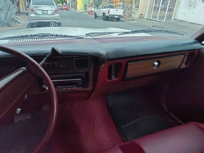 81valiant-white-tonala8-07-dash.jpg