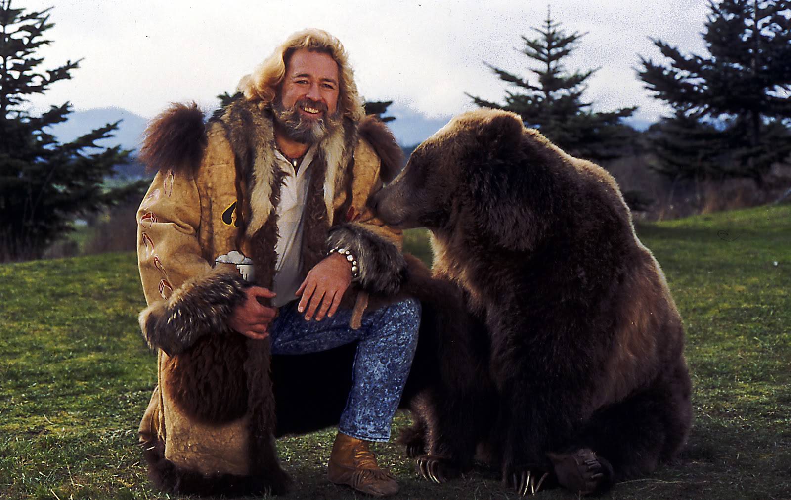 dan_haggerty_with_bear.jpg