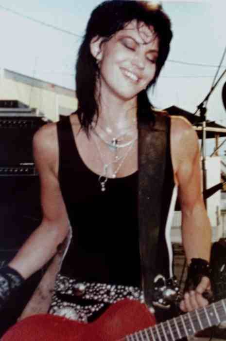 Joan-Jett-joan-jett-18660426-465-700.jpg