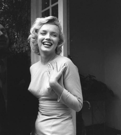 marilyn-monroe-figure-803337115.jpg