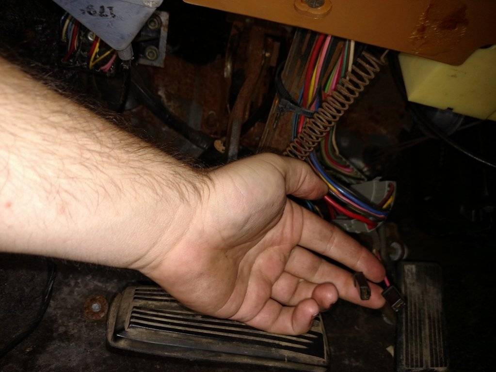 stoplight switch connector small.jpg