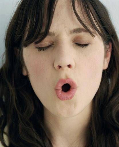 zooey-deschanel-hot-1542735332.jpg